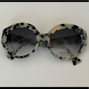 Leopard print statement sunglasses 💕